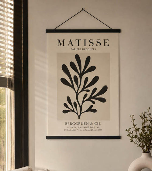 Colgador de poster negro en la pared | Yourdecoration.es